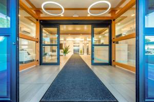 un corridoio di ufficio con porte in vetro e un tappeto di Quality Inn Sunshine Suites a Terrace