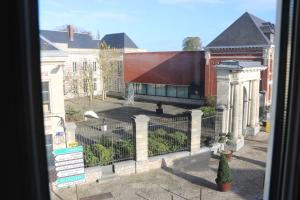 - une vue sur un bâtiment depuis une fenêtre dans l'établissement Face à Matisse, à Le Cateau