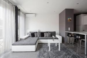 ein Wohnzimmer mit einem Sofa und einem Tisch in der Unterkunft Sunny&Bright Premium Apartment near New York Café in Budapest