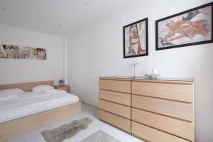 ein Schlafzimmer mit einem Bett und einer Kommode in der Unterkunft Sunny&Bright Premium Apartment near New York Café in Budapest