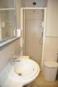 Baðherbergi á Apartamento Moradias Djadsal C01 próximo à Praia de Santa Maria