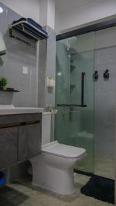 y baño con aseo y ducha acristalada. en L&M, en Nairobi