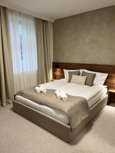 ein Schlafzimmer mit einem großen Bett mit zwei Handtüchern darauf in der Unterkunft Pałac Widokowy in Toruń