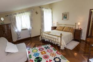 een slaapkamer met een bed en een tapijt op de vloer bij Patrian in Grottaferrata