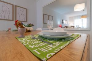 a dining room table with a green and white table runner at Apartamento Céntrico Isaura in Córdoba