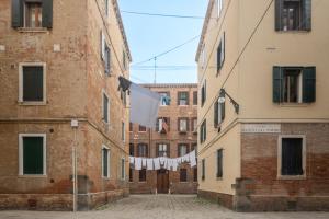 una calle en un callejón entre dos edificios en Tiepolo Apartment in the Biennale District R&R, en Venecia