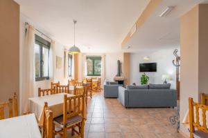 salon z kanapą, stołem i krzesłami w obiekcie Hotel Rural El Castillejo w mieście Cuevas del Becerro