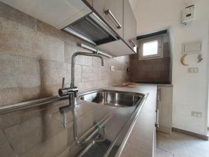 A kitchen or kitchenette at Il sottano alla strada Polignano a mare