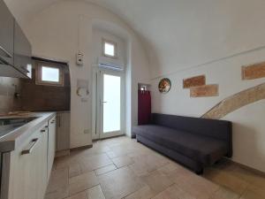 A kitchen or kitchenette at Il sottano alla strada Polignano a mare