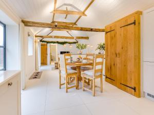 The Stables - Uk41887 في Peasmarsh: غرفة طعام مع طاولة وكراسي خشبية