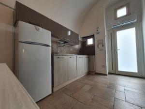 A kitchen or kitchenette at Il sottano alla strada Polignano a mare