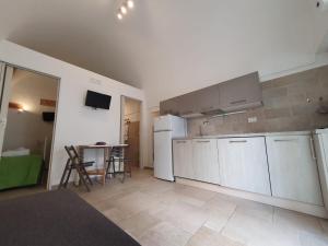 A kitchen or kitchenette at Il sottano alla strada Polignano a mare