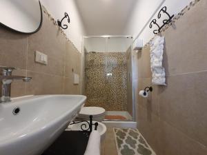 A bathroom at Il sottano alla strada Polignano a mare