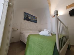 A bed or beds in a room at Il sottano alla strada Polignano a mare