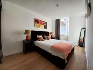 - une chambre avec un grand lit et une fenêtre dans l'établissement Ares do Mar - 4 beds apartment and car parking, à Matosinhos