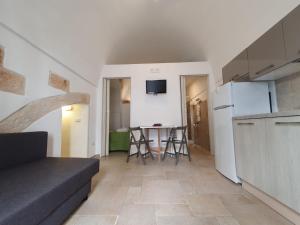 A kitchen or kitchenette at Il sottano alla strada Polignano a mare