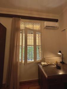 Cette chambre dispose d'un bureau et d'une fenêtre. dans l'établissement Maisonette Lucia Traditional House Prime Location, au Pirée