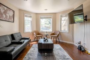 een woonkamer met een bank en een tv bij *2bdr Victorian Home away from Home - *Central Loc in Sacramento