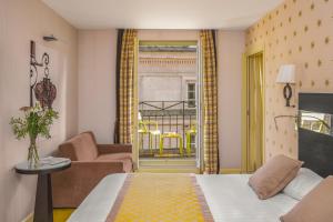 パリにあるホテル ル プティ パリのベッドルーム1室(ベッド1台付)、リビングルームが備わります。