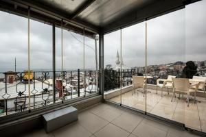 um quarto com janelas grandes e vista para a cidade em Sultanahmet Black Pearl Apart Hotel em Istambul