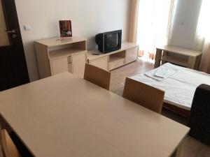 Et tv og/eller underholdning på Апартамент в хотел Стената, Пампорово