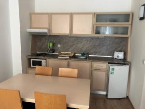 Køkken eller tekøkken på Апартамент в хотел Стената, Пампорово