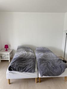 uma cama com duas almofadas num quarto em Hus m gaard have, 25m fra havet, havn, Strand, High speet internet, restauranter em Rungsted