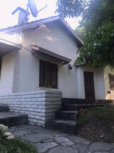 塞拉利昂德洛斯教士的住宿－Puerto Paraíso，前面有楼梯的白色房子