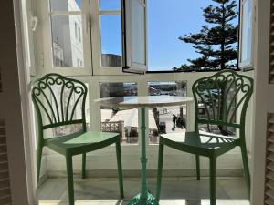 タリファにあるAlameda Hostal Boutiqueの窓際の椅子2脚とテーブル