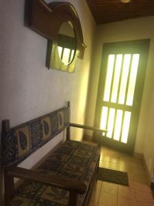 塞拉利昂德洛斯教士的住宿－Puerto Paraíso，一间带长凳、窗户和地毯的房间