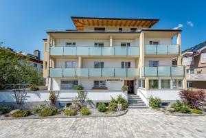 duży biały budynek z balkonem w obiekcie Appartements Sulzer by we rent, SUMMERCARD INCLUDED w mieście Zell am See