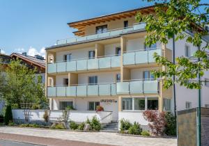 a building with a balcony on the side of it at Appartements Sulzer by we rent, SUMMERCARD INCLUDED in Zell am See