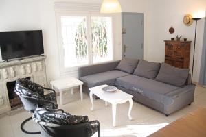 sala de estar con sofá y chimenea en Charming seafront villa, en Cambrils