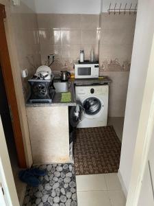希布倫的住宿－Alsharif family，小厨房配有洗衣机和微波炉