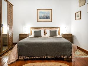 1 dormitorio con 1 cama grande y 2 mesitas de noche en The Arcade, en Atenas