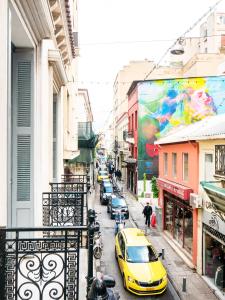 een gele taxi geparkeerd in een stadsstraat bij The Arcade in Athene