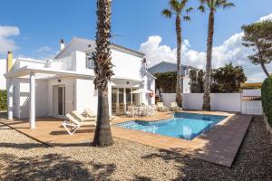 Bazén v ubytování Marina 3 bedroom villa, Cala Blanca nebo v jeho okolí