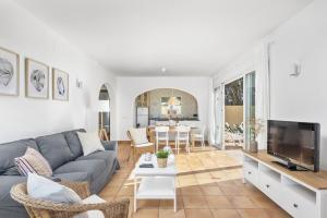 TV a/nebo společenská místnost v ubytování Marina 3 bedroom villa, Cala Blanca