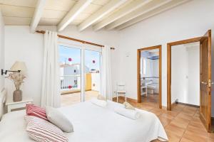 Postel nebo postele na pokoji v ubytování Marina 3 bedroom villa, Cala Blanca + 31 fotografií