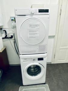uma máquina de lavar e secar roupa num quarto em Apartment Loser im Zentrum em Bad Ischl