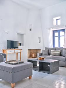 un soggiorno con un divano e un tavolino da caffè di Nola Traditional Villa with pool and amazing sea views, Paros a Kampos Paros