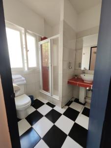 łazienka z toaletą i umywalką w obiekcie Maktub Europa - Hostal Boutique w mieście Santiago