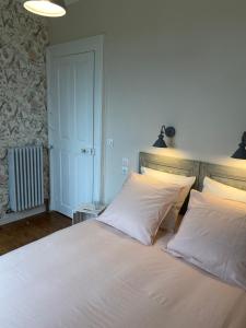 Łóżko lub łóżka w pokoju w obiekcie Le Haut 33 : Maison bourgeoise de caractère à Laon