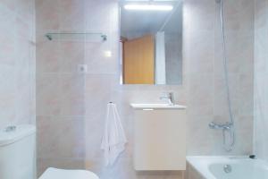 ein Badezimmer mit Toilette, Waschbecken und Spiegel in der Unterkunft Budget Beach Studio 22 in Sant Antoni de Calonge + 17 Fotos