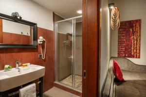 Ванна кімната в Navona Colors Hotel