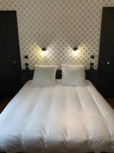 Łóżko lub łóżka w pokoju w obiekcie Le Haut 33 : Maison bourgeoise de caractère à Laon