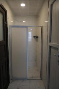 a shower with a glass door in a bathroom at SALİH BEY KONAĞI in Amasya