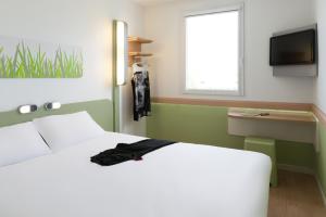Säng eller sängar i ett rum på ibis budget Annemasse Geneve