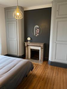 Łóżko lub łóżka w pokoju w obiekcie Le Haut 33 : Maison bourgeoise de caractère à Laon