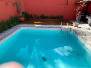 Bazén v ubytovaní Casa aconchegante com piscina, a 100m da praia alebo v jeho blízkosti
